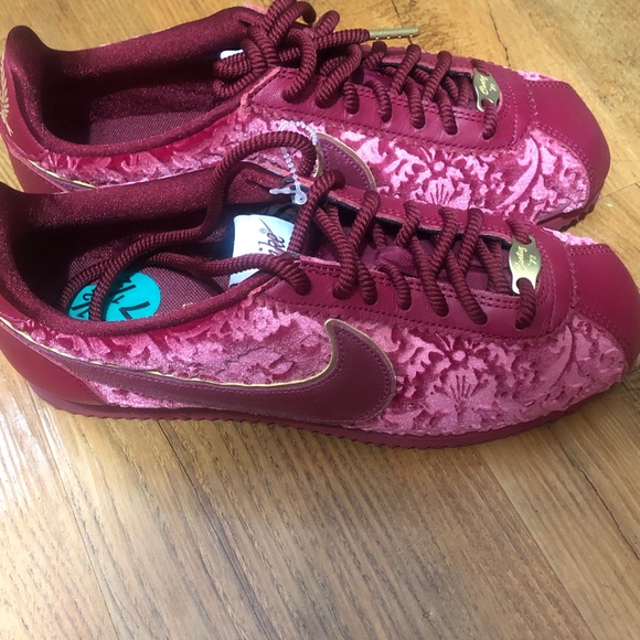 Women Nike Velour sneakers - Picture 2 of 8